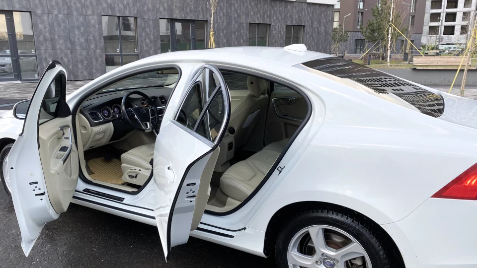 Volvo S60 2.5 turbo / ice white 2