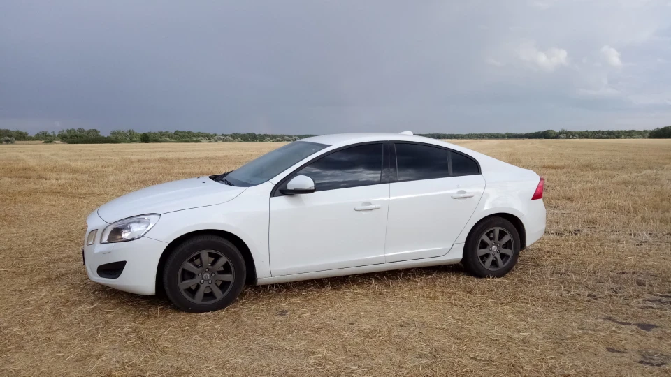 Volvo S60 D3 2.0 turbo)