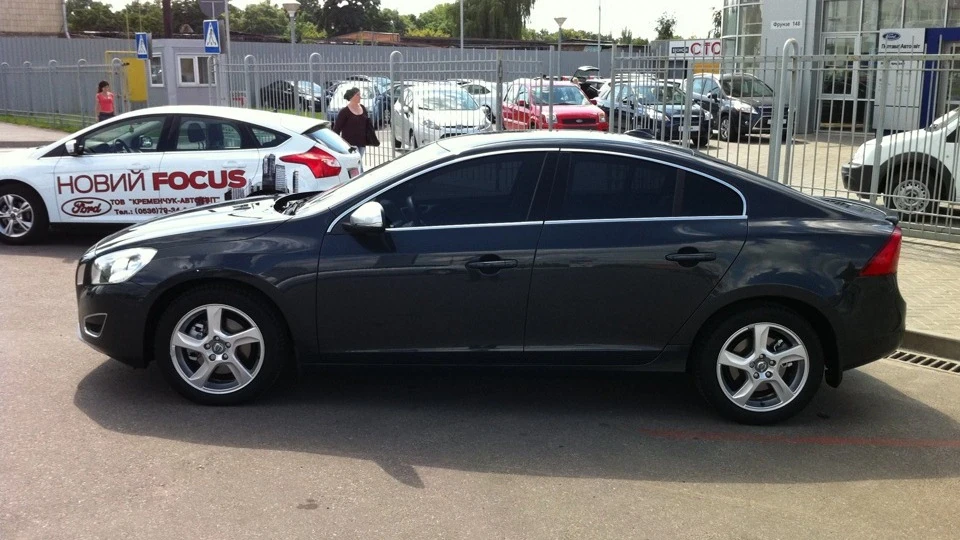 Volvo S60 Stock became R-Design 2