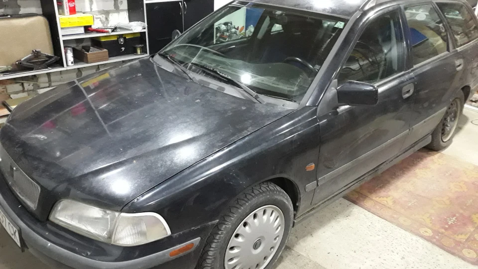 Volvo V40 Потбитий