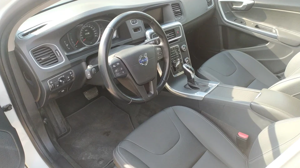Volvo V60 2.4 дизель 140кВт AWD 2