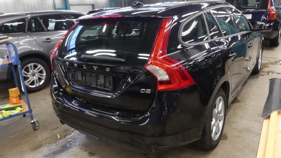 Volvo V60 "Black Mango" 2