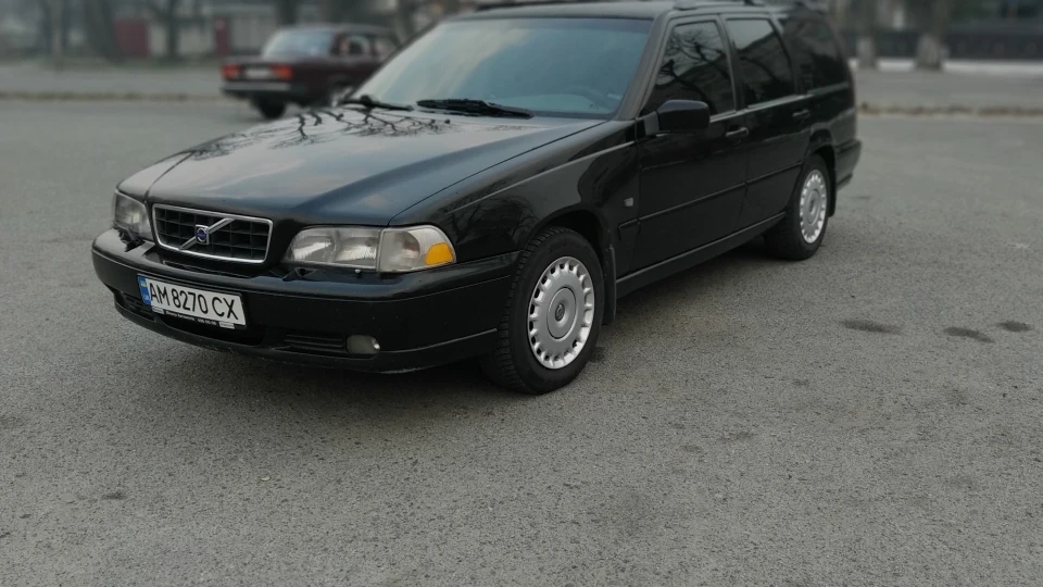 Volvo V70 Чорна валіза 2