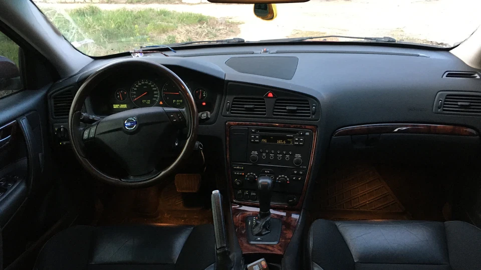 Volvo V70 Малинка)