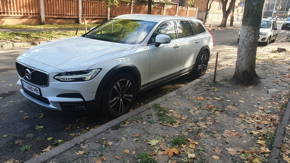 Volvo V90 Cross Country White Blade