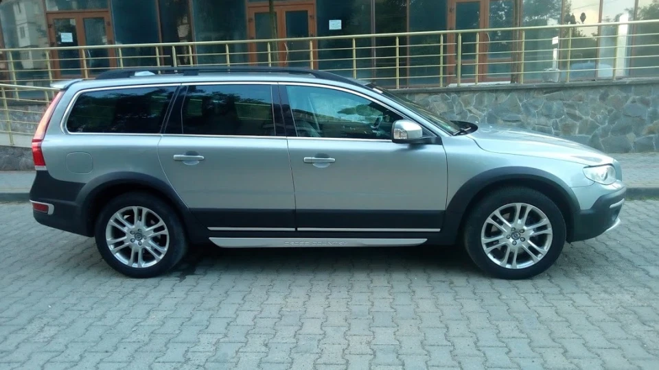 Volvo XC70 Сріблястий Кораблик