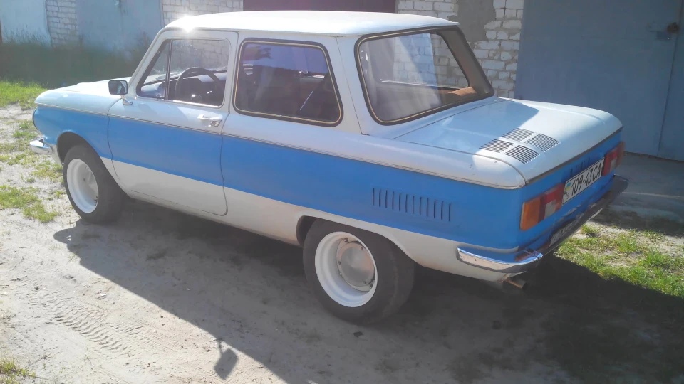 ЗАЗ 968 Білий з синьою смугою 2
