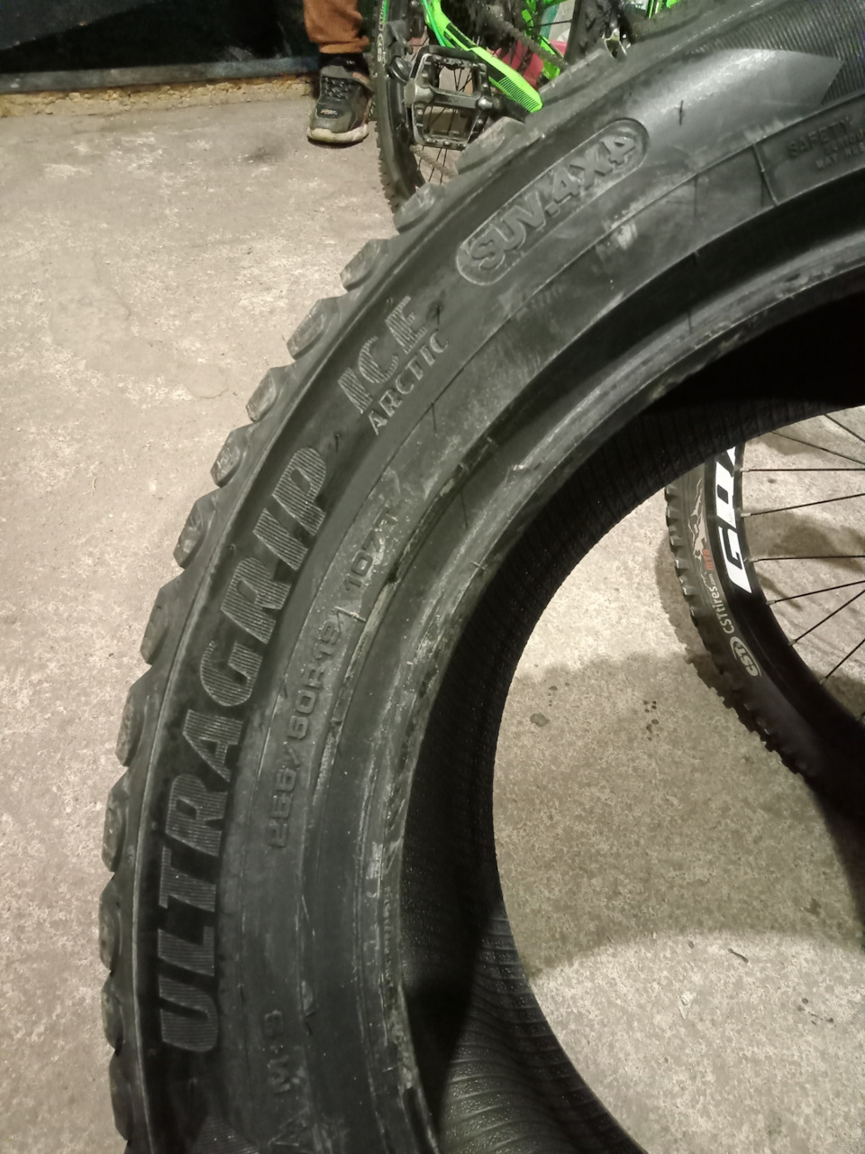 Прийшли зимові черевики, Goodyear UltraGrip Ice Arctic SUV 255/50 R19 111T XL FP (шип) 5