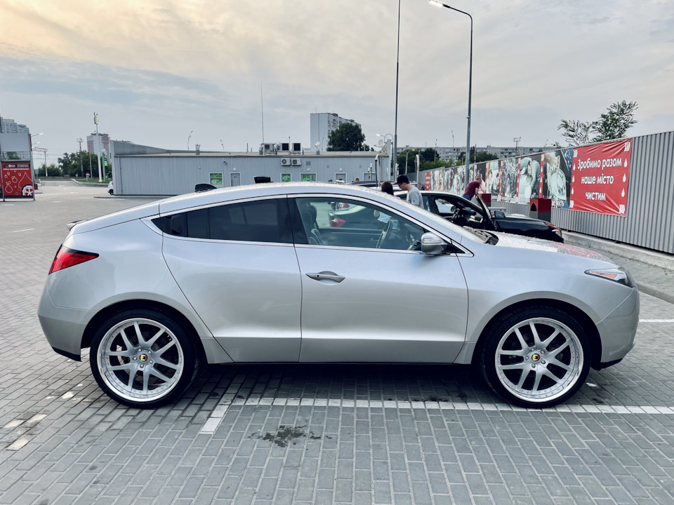 Фото з новими 22 колесами на Acura ZDX 5