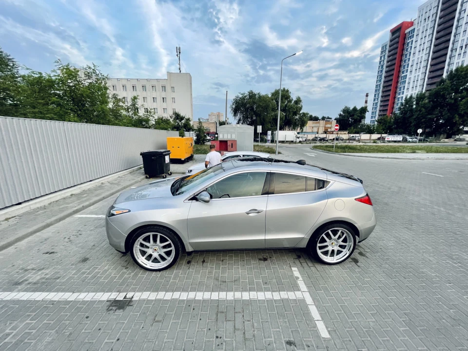 Фото з новими 22 колесами на Acura ZDX