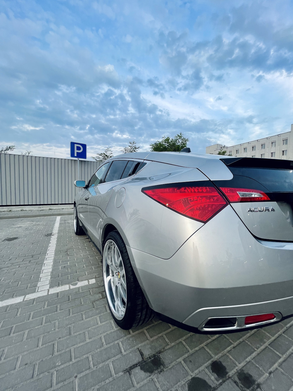 Фото з новими 22 колесами на Acura ZDX 4