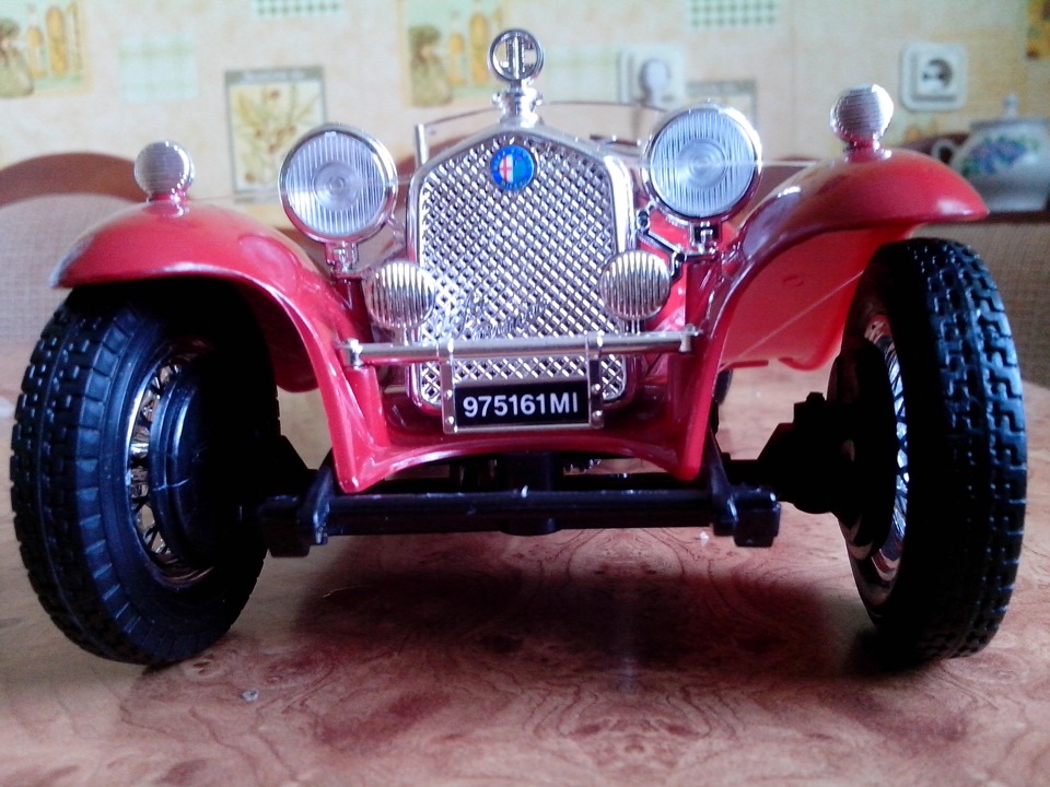 Моделька 1:18 8c Spider Touring 2300 1932 2