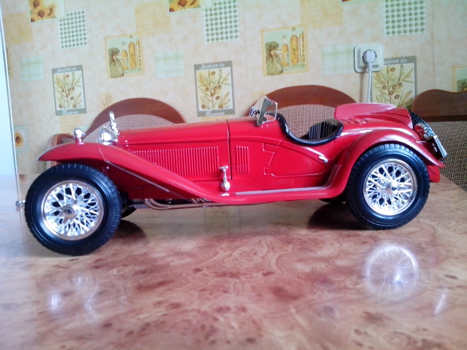 Моделька 1:18 8c Spider Touring 2300 1932 4