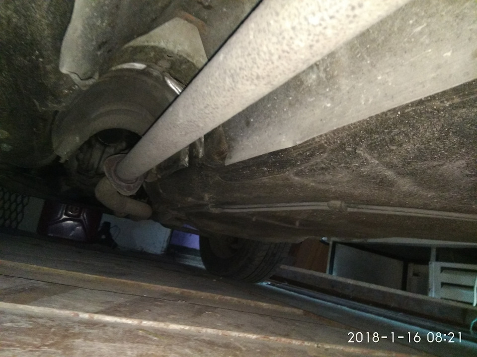 Вот не нароком под автомобиль залез 1