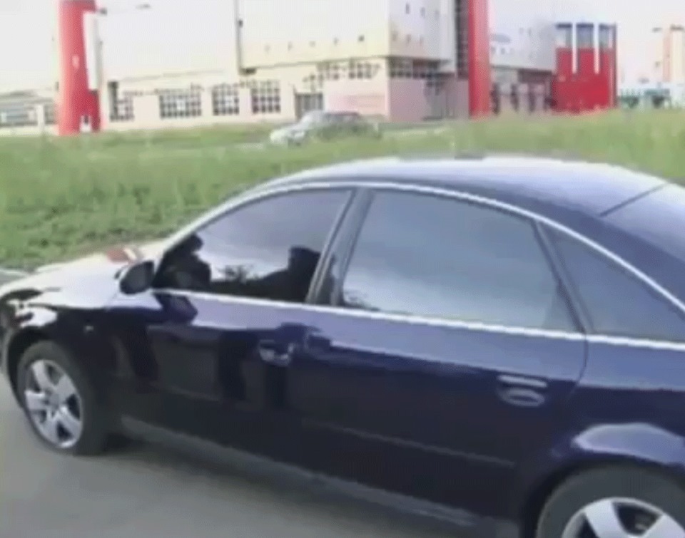 Сховався від ДПС у багажнику Audi)) 1