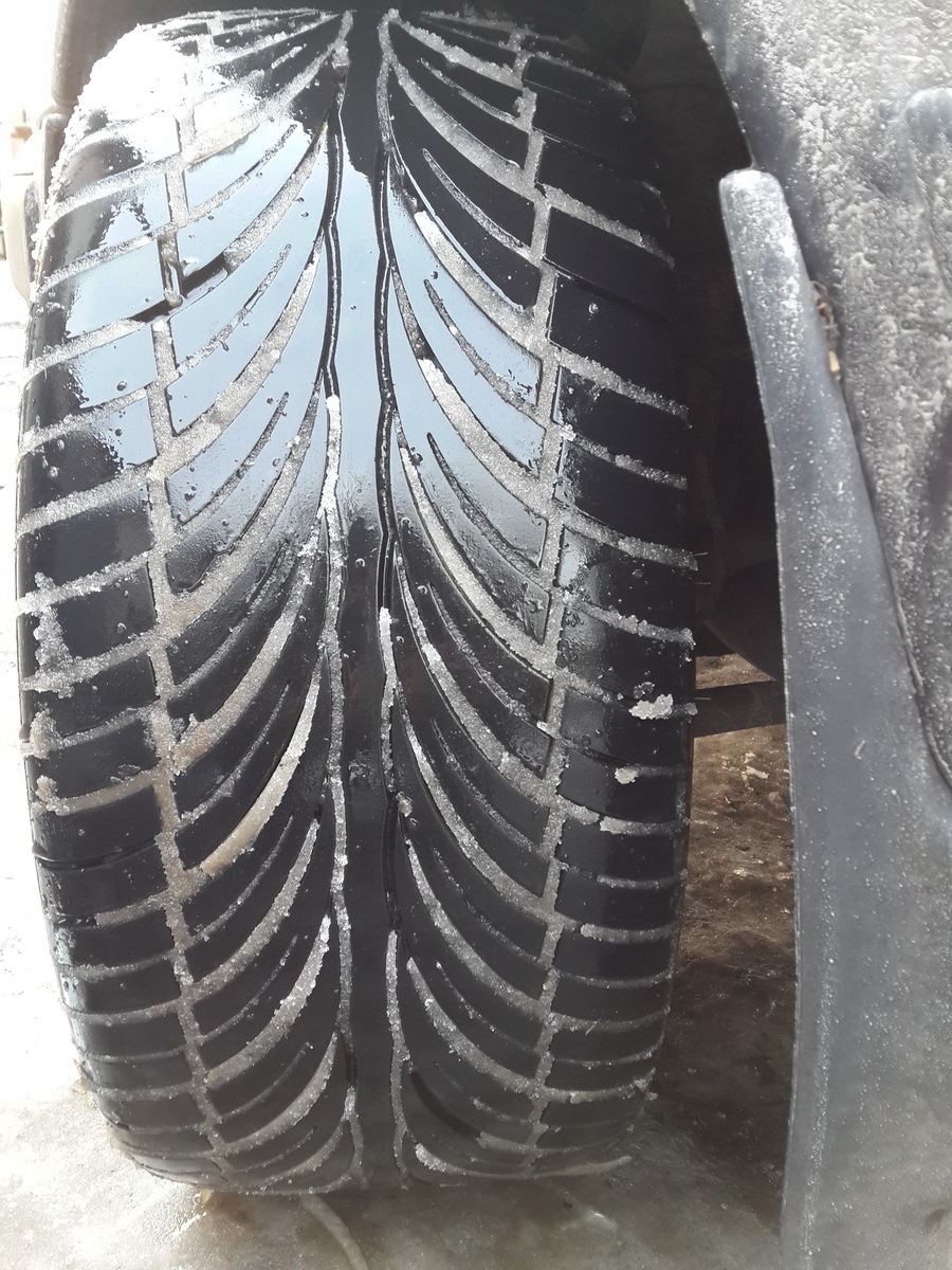 Гума 255/40 r17 спереду для кузова с4 91-97 р.в. 3