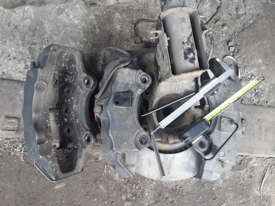 Гальма 1.4: Супорт Brembo 6 pot на перед 100 а6 с4 1
