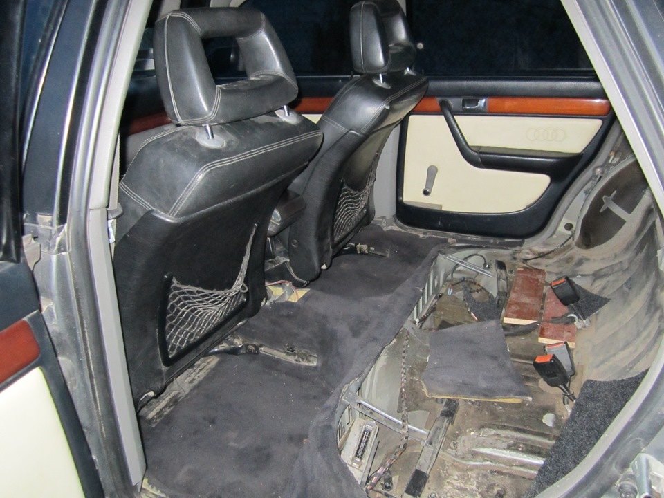 Складання салону, частина перша, поклав темний килим від А6 97року 4