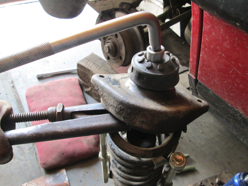 Заміна відбійників задніх амортизаторів 4