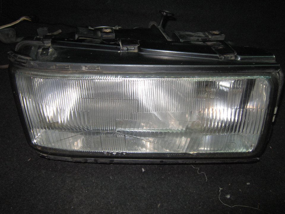 Продам праву фару Audi 200 3