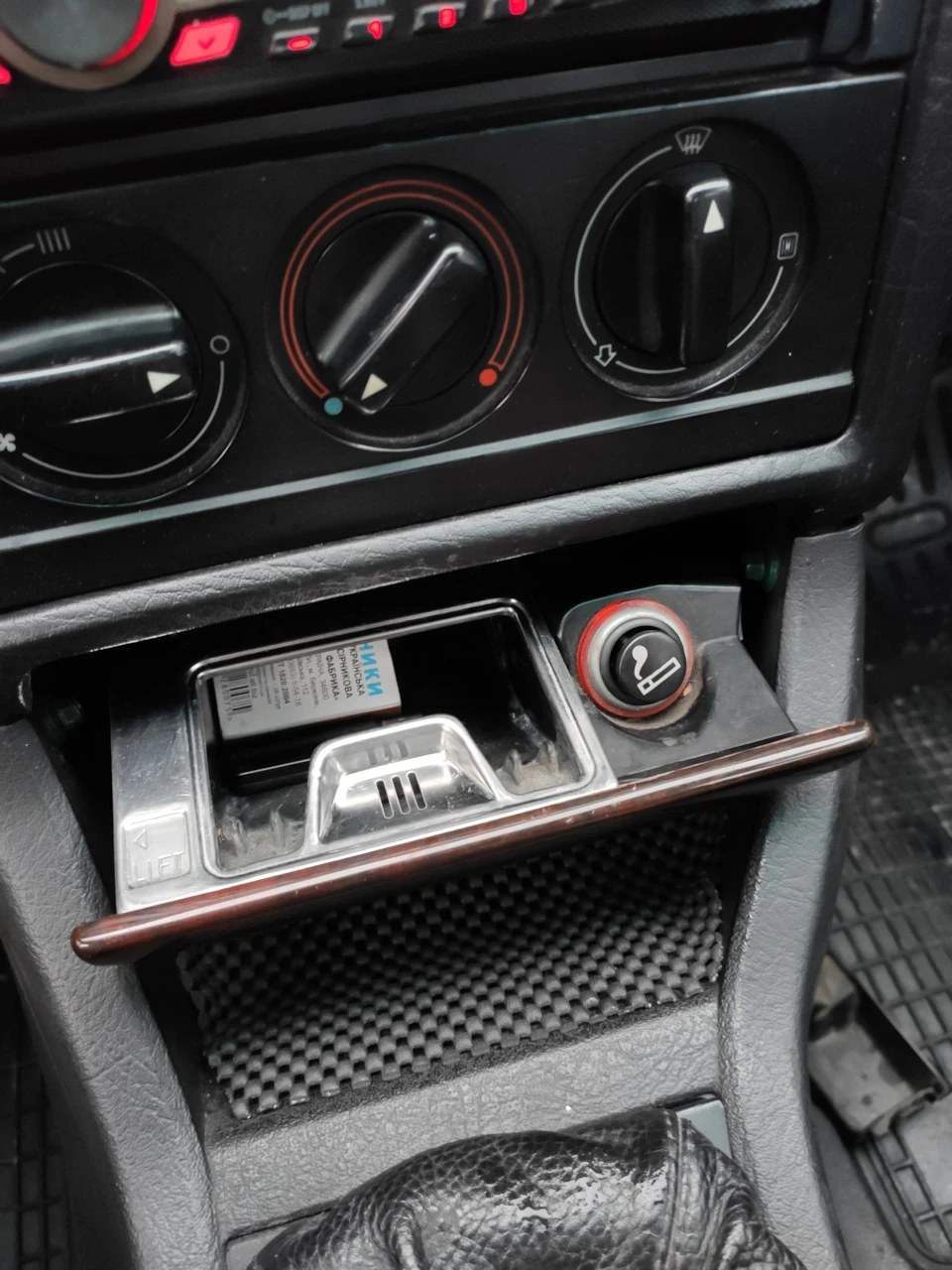 Встановлення попільнички з деревом на Audi 80 b3