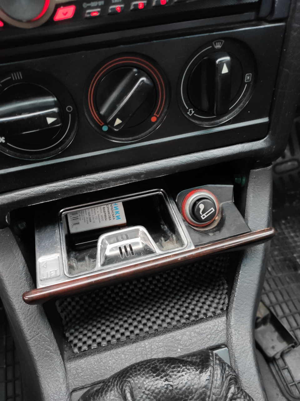 Встановлення попільнички з деревом на Audi 80 b3 1