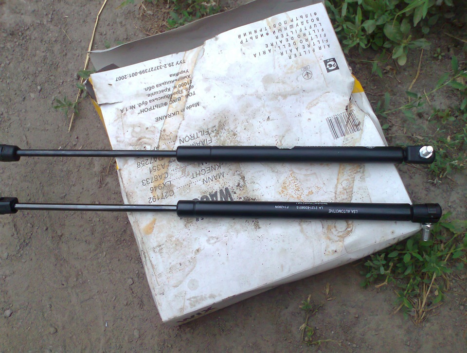 Газові упори капота. 1