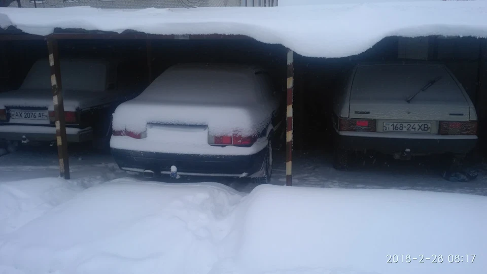 Трохи снігом порошило)