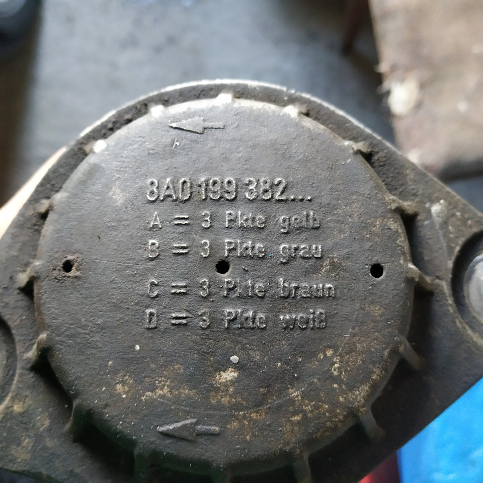 Заміна правої подушки (опори) двигуна Audi 80 B4 1