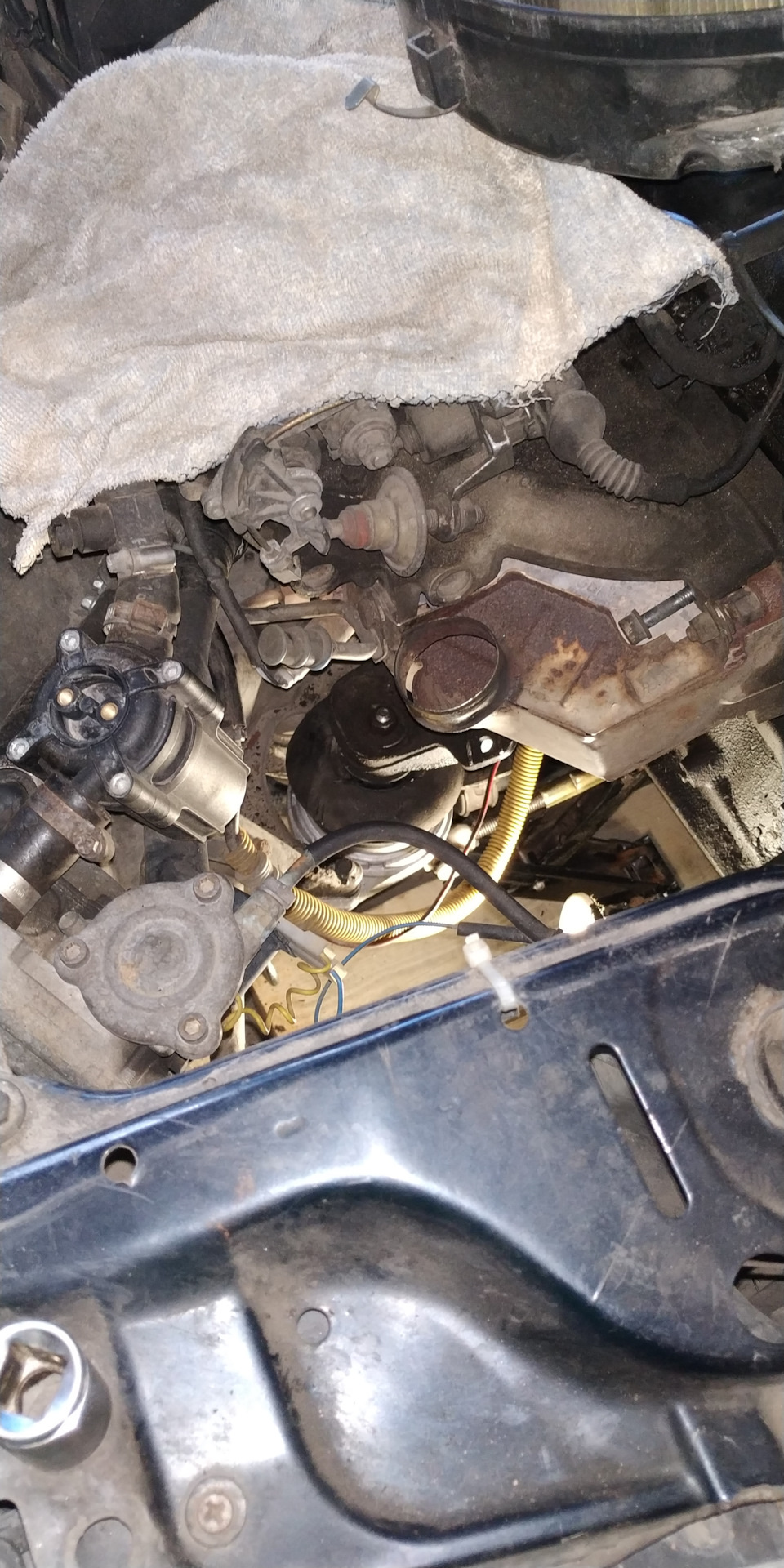 Заміна правої подушки (опори) двигуна Audi 80 B4 5