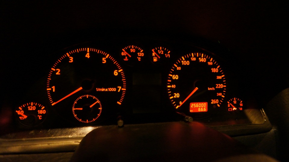 Приладова панель від A4 B5 FIS в Audi 80 b4 4