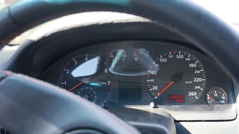 Приладова панель від A4 B5 FIS в Audi 80 b4