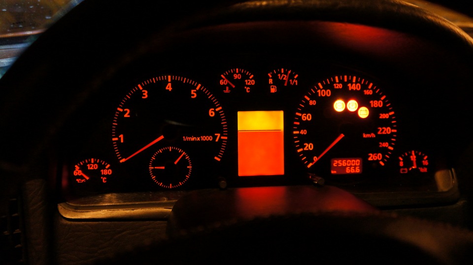 Приладова панель від A4 B5 FIS в Audi 80 b4 5