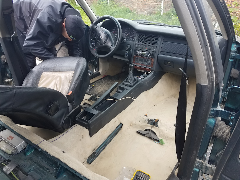 Освіживши салончик килимом + полиця під ногу 2