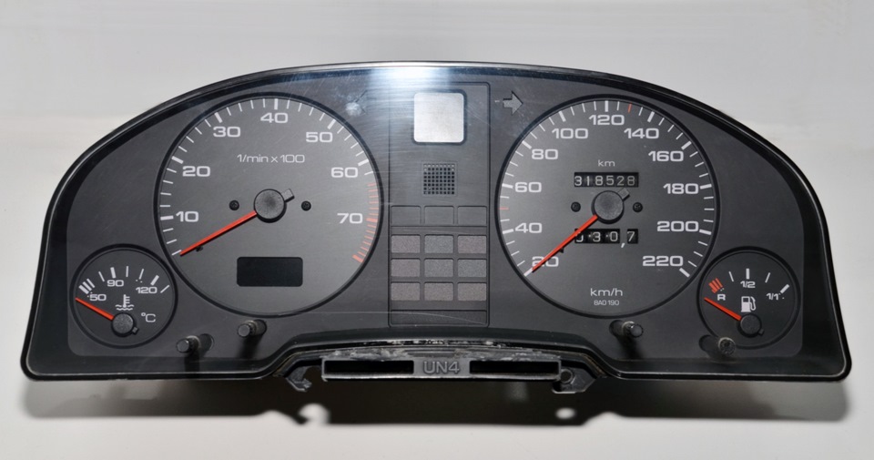 Тиск масла, а точніше індикація лампочки зі звуковим зумером AUDI 80 B4 1