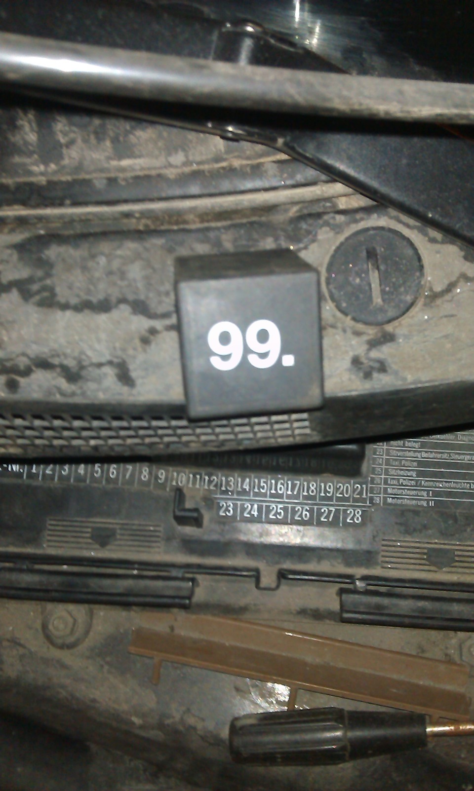 Кришка АКБ, Педаль газу та Реле 99. 4