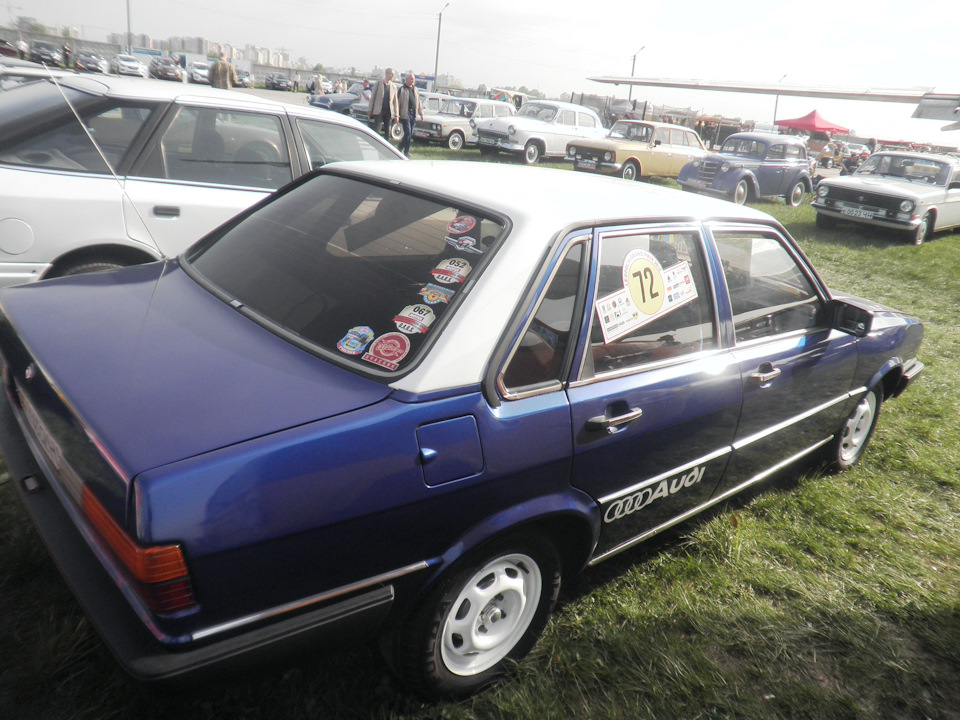 Домашні улюбленці на Old Car Land 2