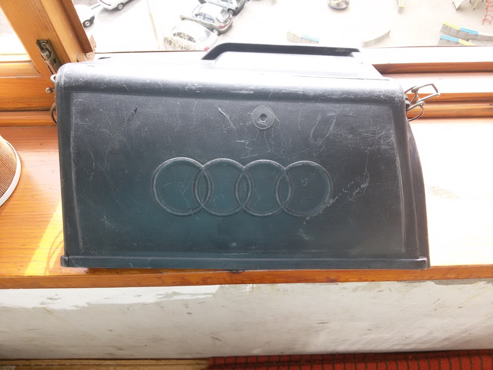 Ніштяки - Оригінальні запчастини на Audi 80 б3: Частина № 2 - Кришка АКБ, ковпачок двірника, скоба салонного фільтра 2