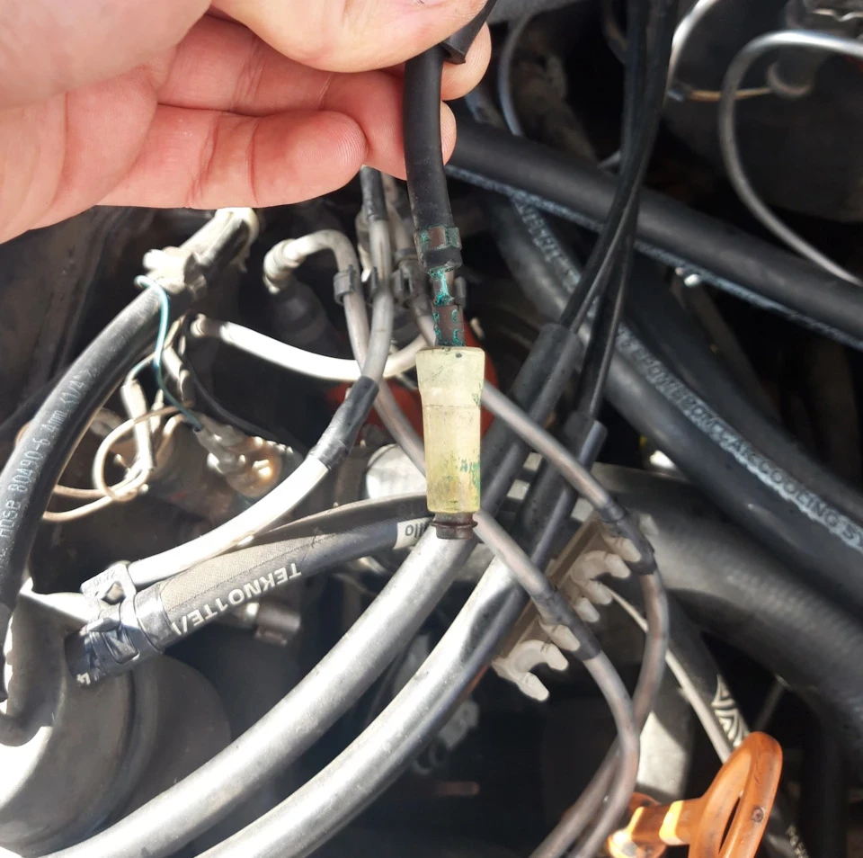 Поломка авто в дорозі. Центральний високовольтний провід ауді 80 б3 1.8 UA. Заміна бігунка та кришки трамблера.