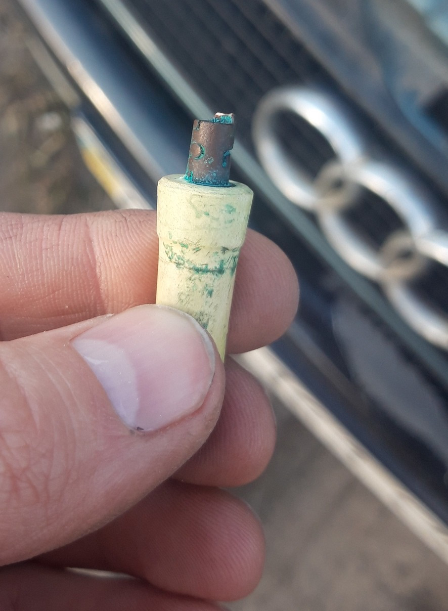 Поломка авто в дорозі. Центральний високовольтний провід ауді 80 б3 1.8 UA. Заміна бігунка та кришки трамблера. 5