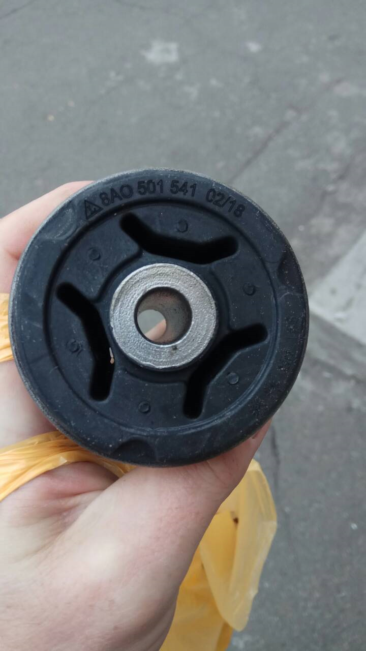 Сайлентблок задньої балки 5