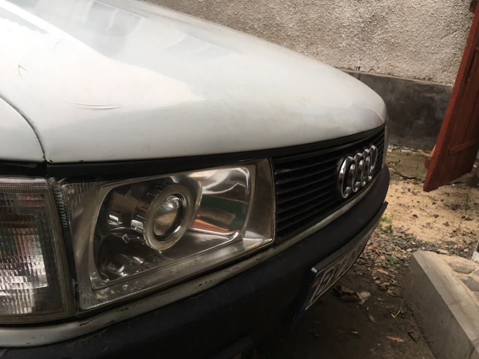 Ущільнювач капота Audi 80 1