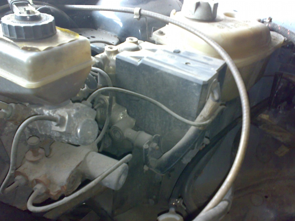 Продам запчастини від Ауді-80 1.8л.бензин 1986р. карб.кузов В2. 5