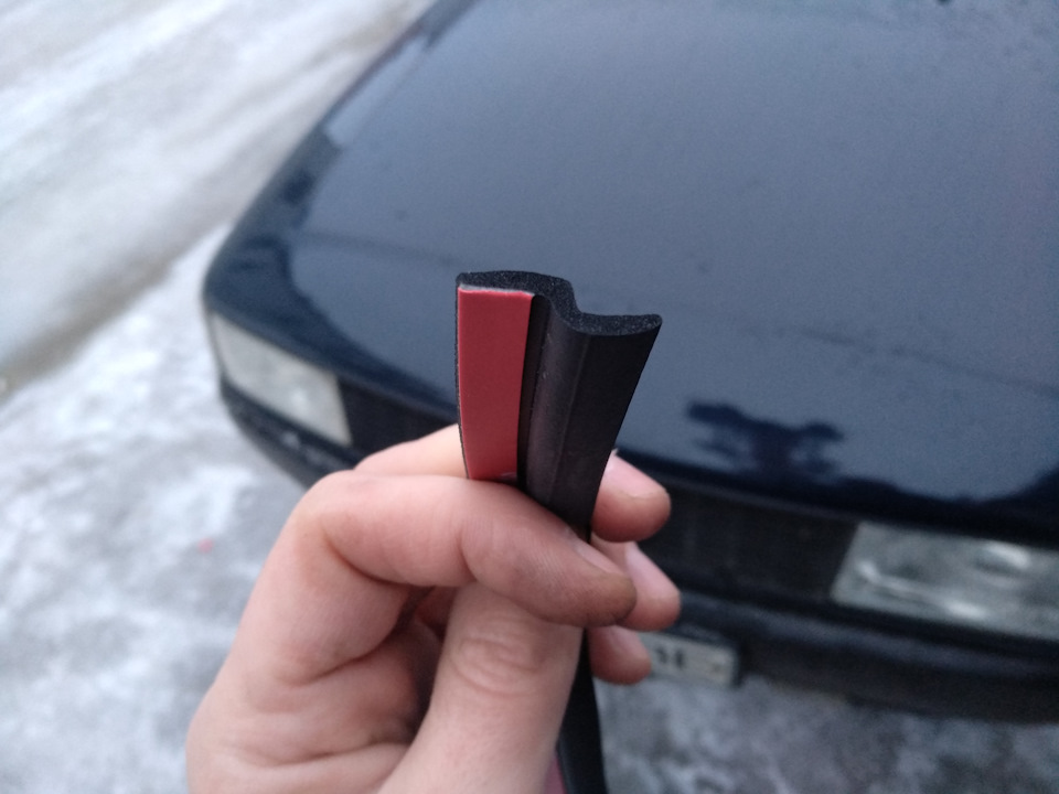 Ущільнювач капота на Audi 80 2