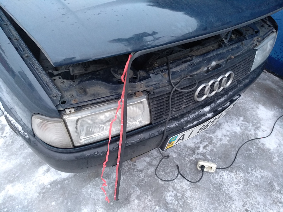 Ущільнювач капота на Audi 80 4