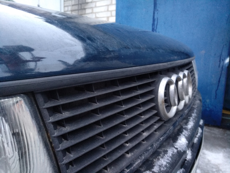 Ущільнювач капота на Audi 80 3