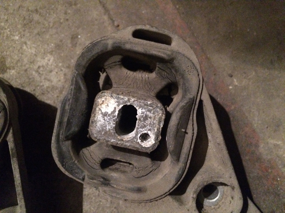 Подушка редуктора 80b4/A4 quattro 2