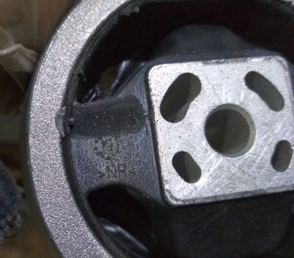 Audi A2 AMF. Заміна нижньої опори двигуна від VW Polo 3