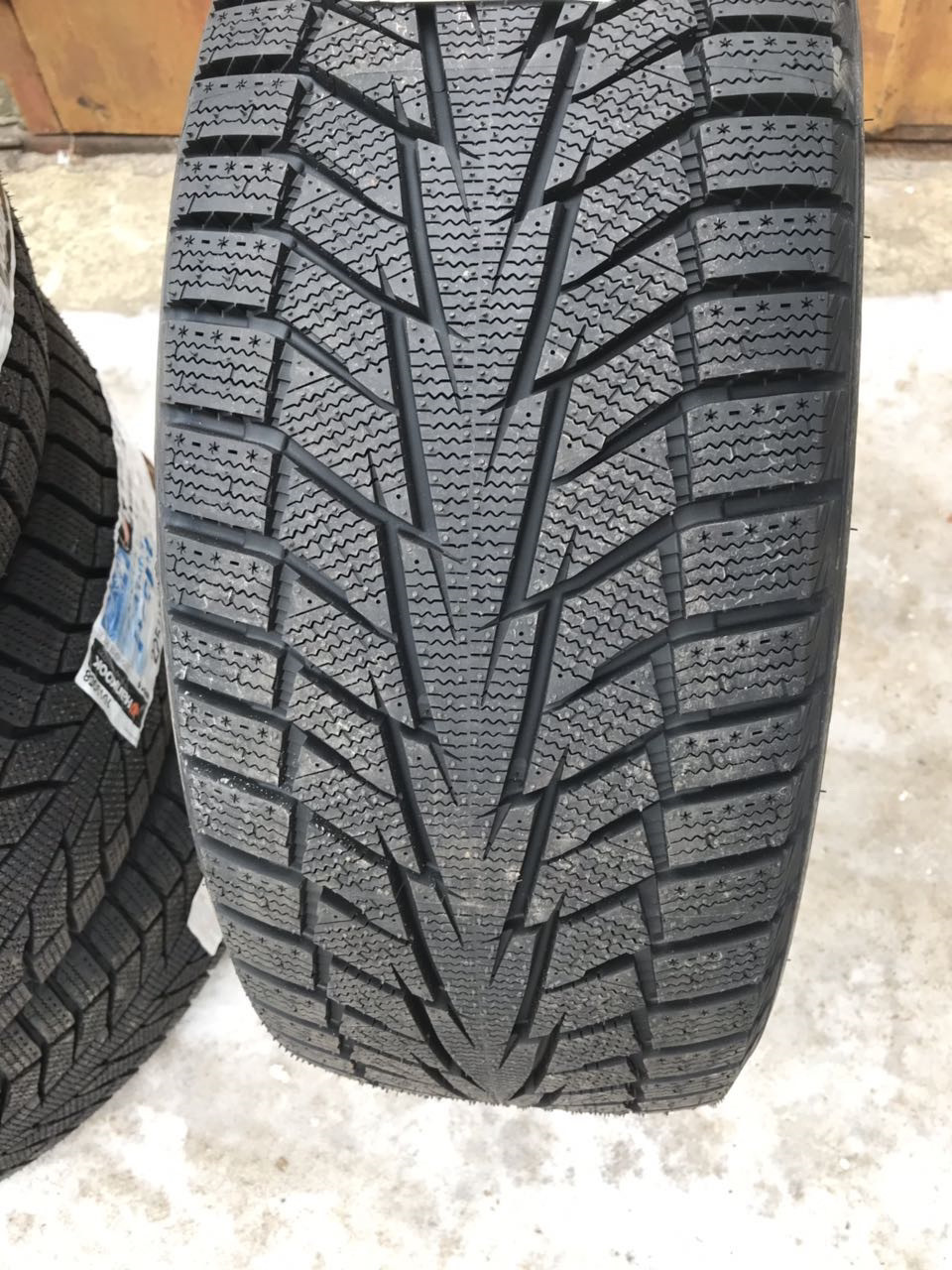 Перевзувся на зиму, вибрав Hankook Winter I'cept IZ2 W616, розмір 225/45 R18 2