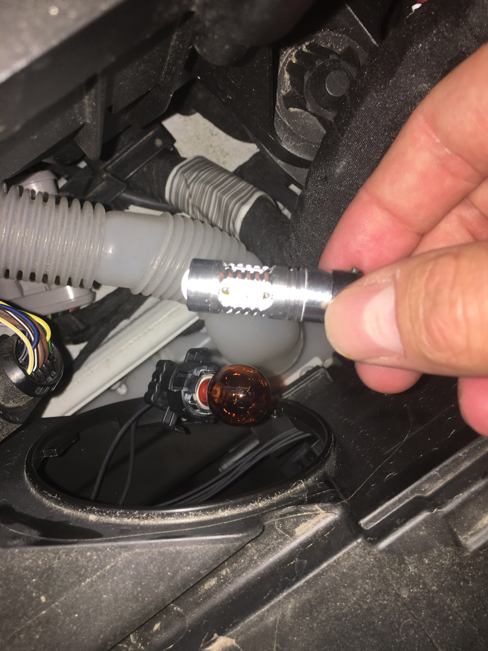 LED лампочки в передні поворотники Audi A3 8V (Audi A3 8V, LED turn signal bulbs) 4